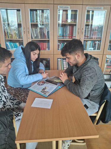 Olvasólétra vetélkedő a könyvtárban